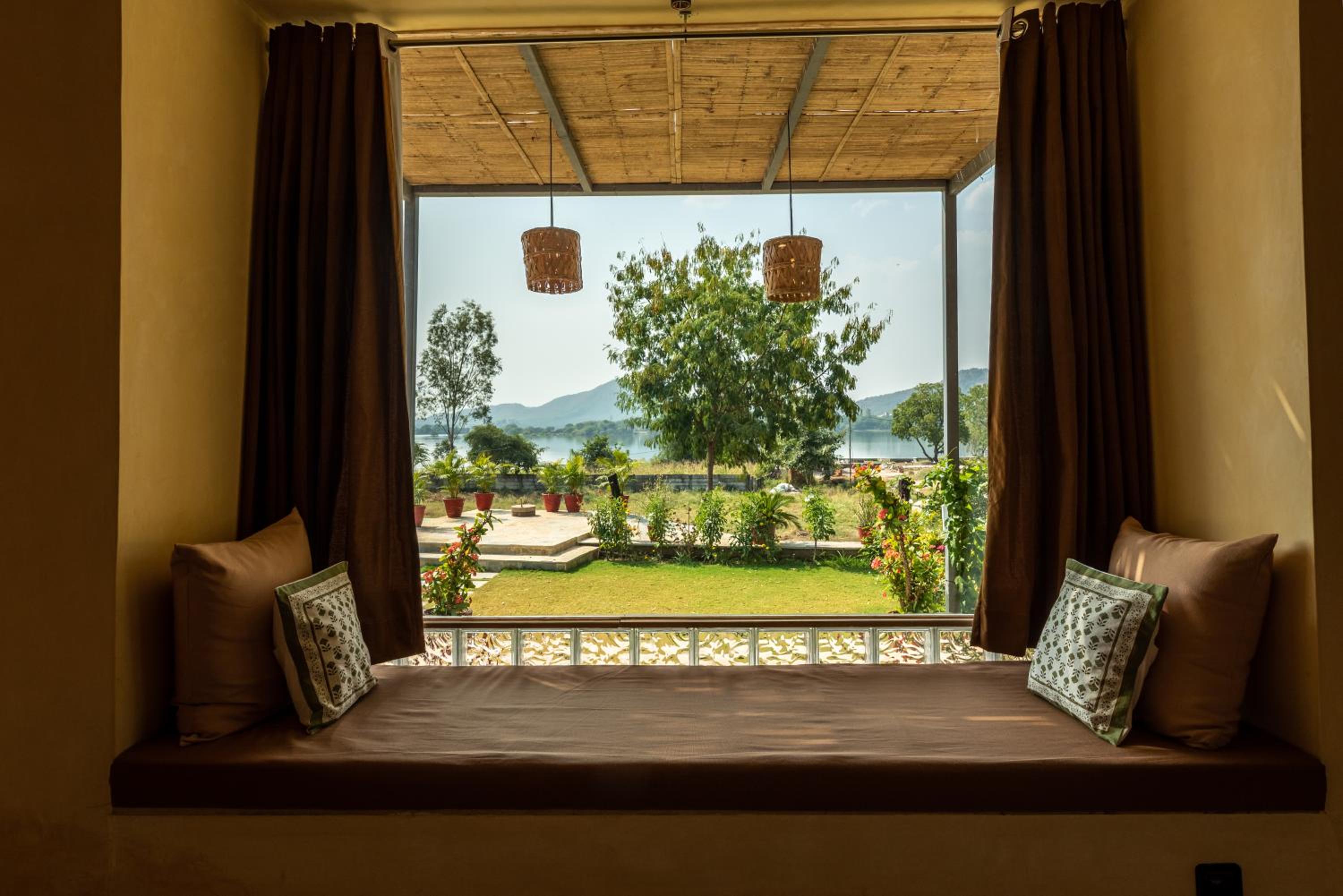 1br Cottage with Pool - Lakeside Haven by Roamhome view 5