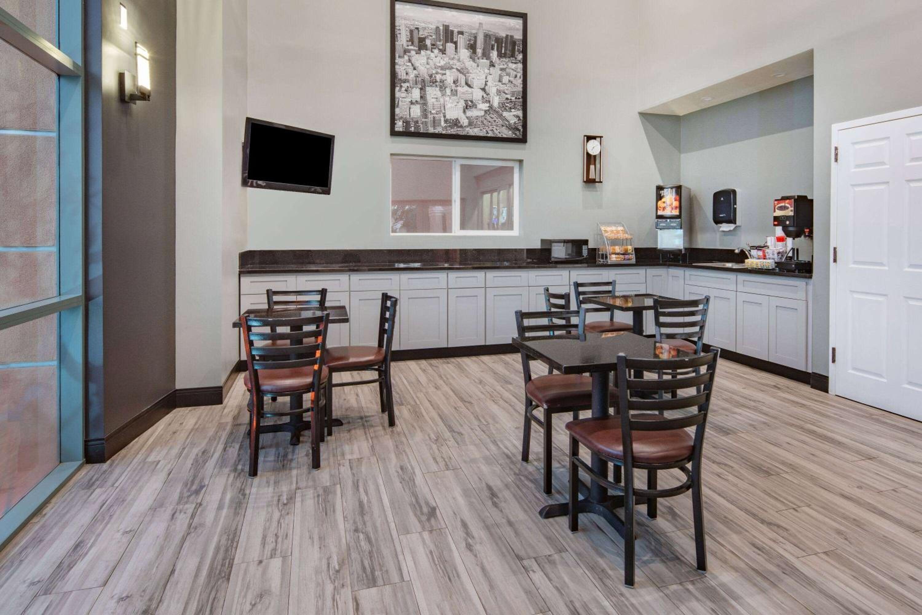 North Hollywood Vacations - Super 8 by Wyndham North Hollywood - Property Image 27