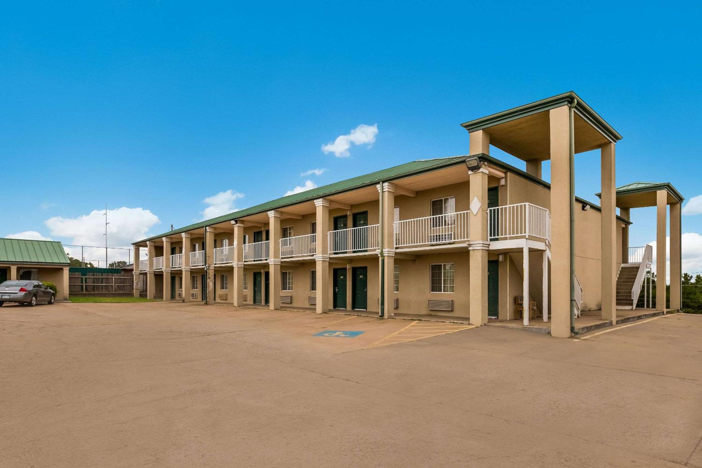 Bartlesville Vacations - Econo Lodge Bartlesville Hwy 75 - Property Image 1