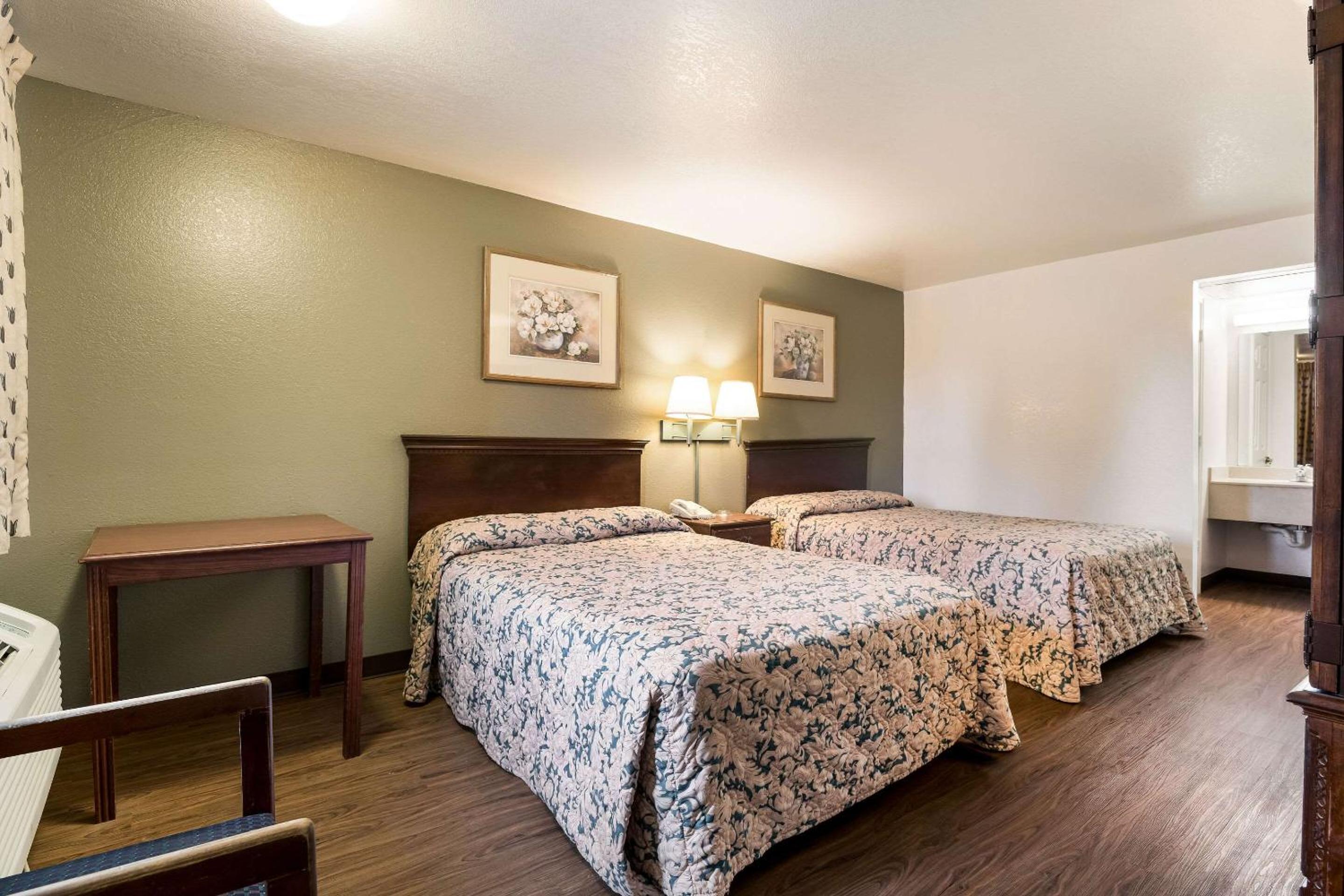 Bartlesville Vacations - Econo Lodge Bartlesville Hwy 75 - Property Image 3