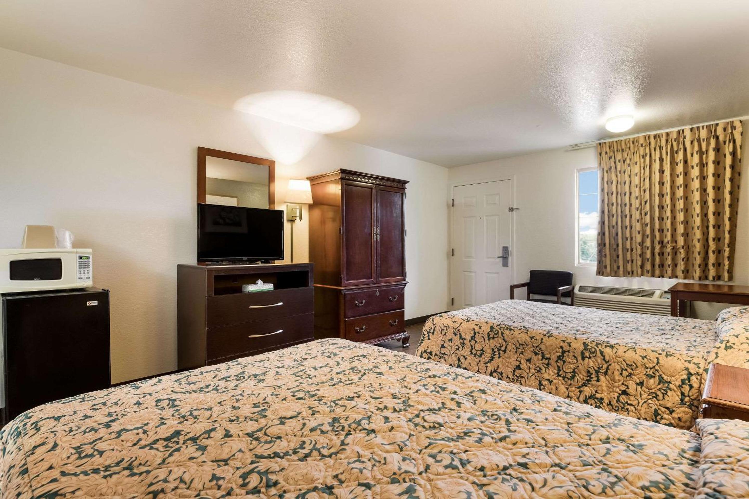 Bartlesville Vacations - Econo Lodge Bartlesville Hwy 75 - Property Image 5