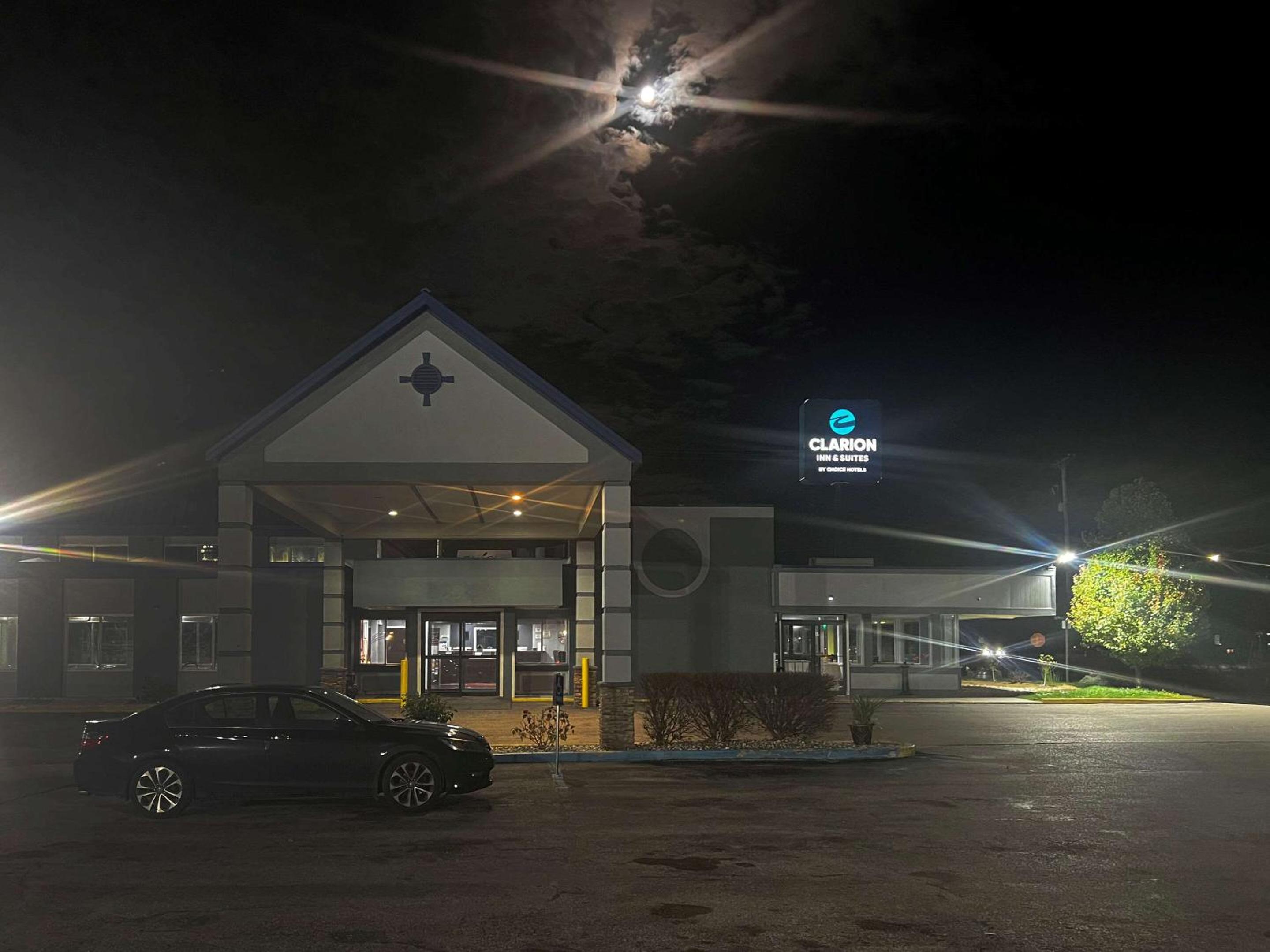 Days Inn & Suites by Wyndham Norton Shores Muskegon view 2