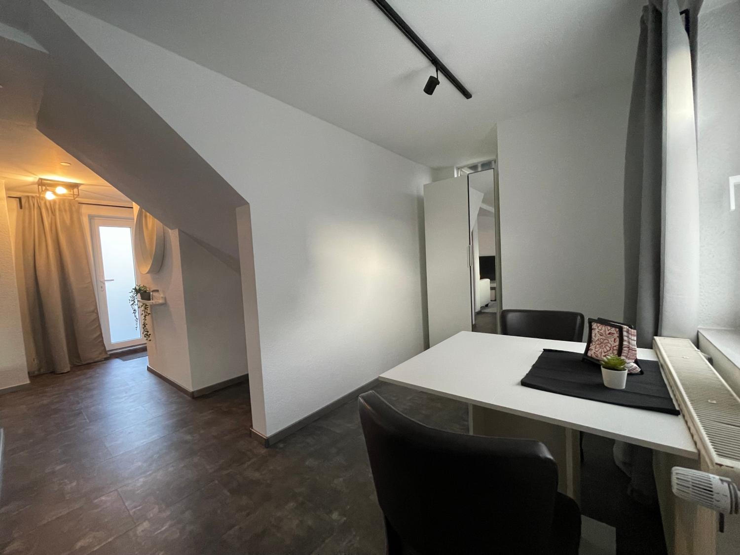 Gleis 12 , kontaktloser 24-7-Check In, barrierefrei ,Smart TV, W-LAN, Parkplatz kostenlos