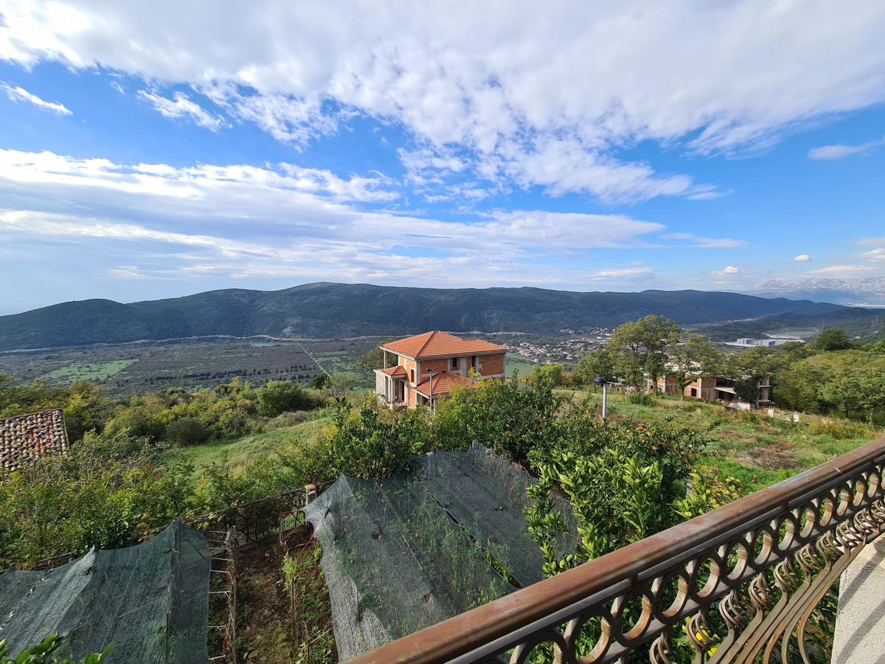 Villa Deloik Hill House
