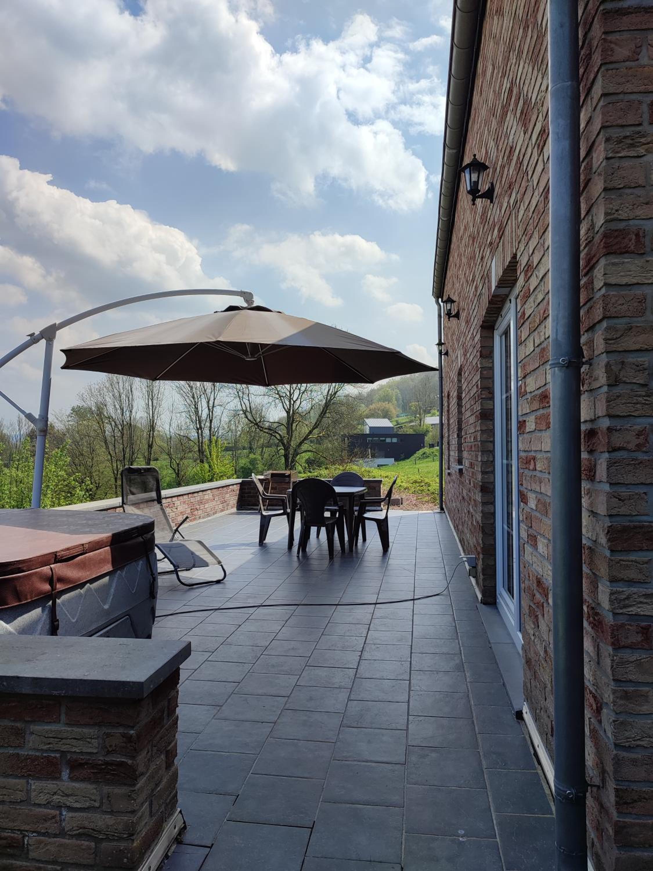 maison au bord du bois toute équipée avec jaccuzzi