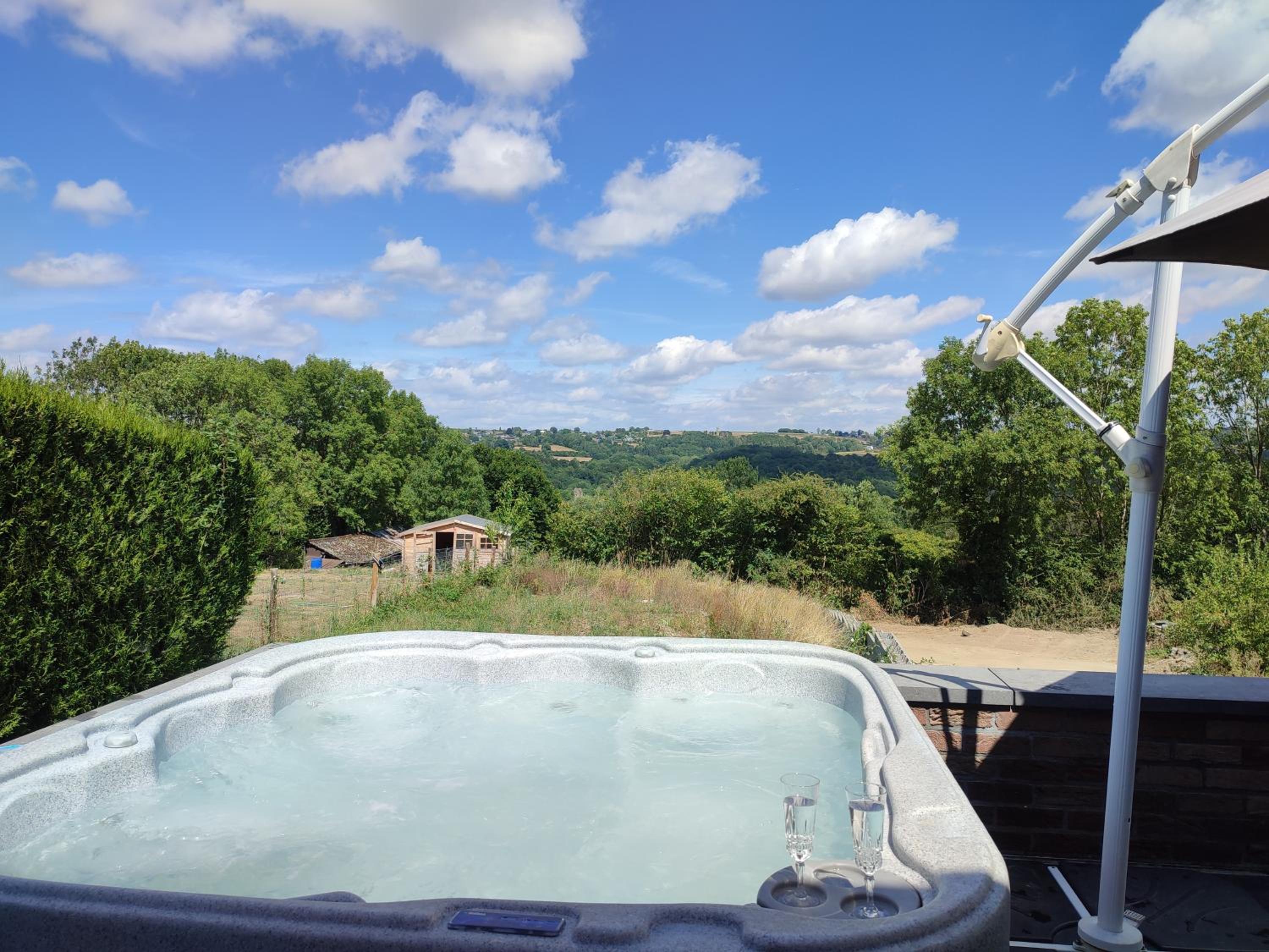 maison au bord du bois toute équipée avec jaccuzzi