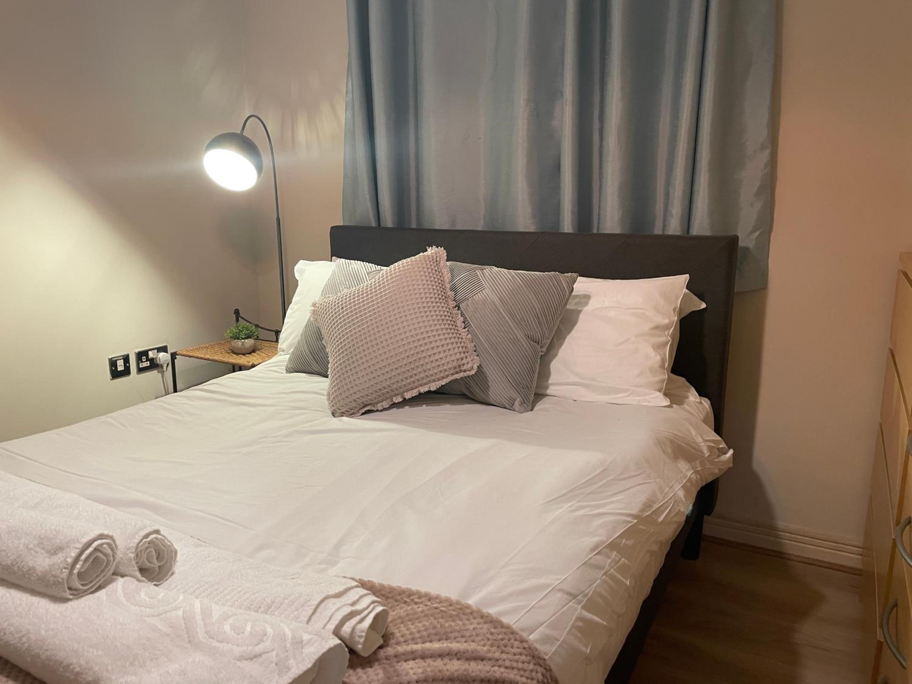 Canary Wharf O2 Arena Flat with Parking & Balcony