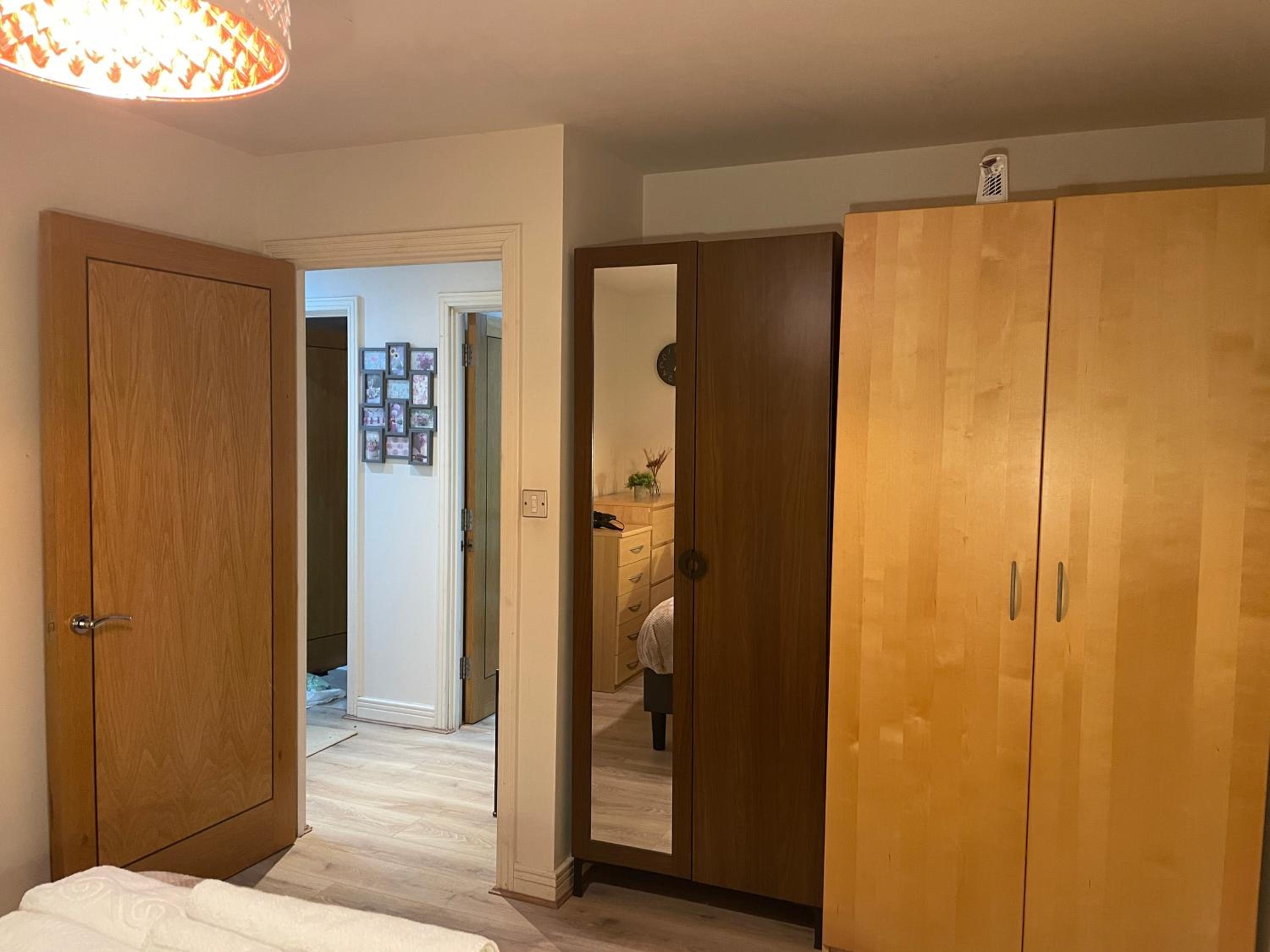 Canary Wharf O2 Arena Flat with Parking & Balcony