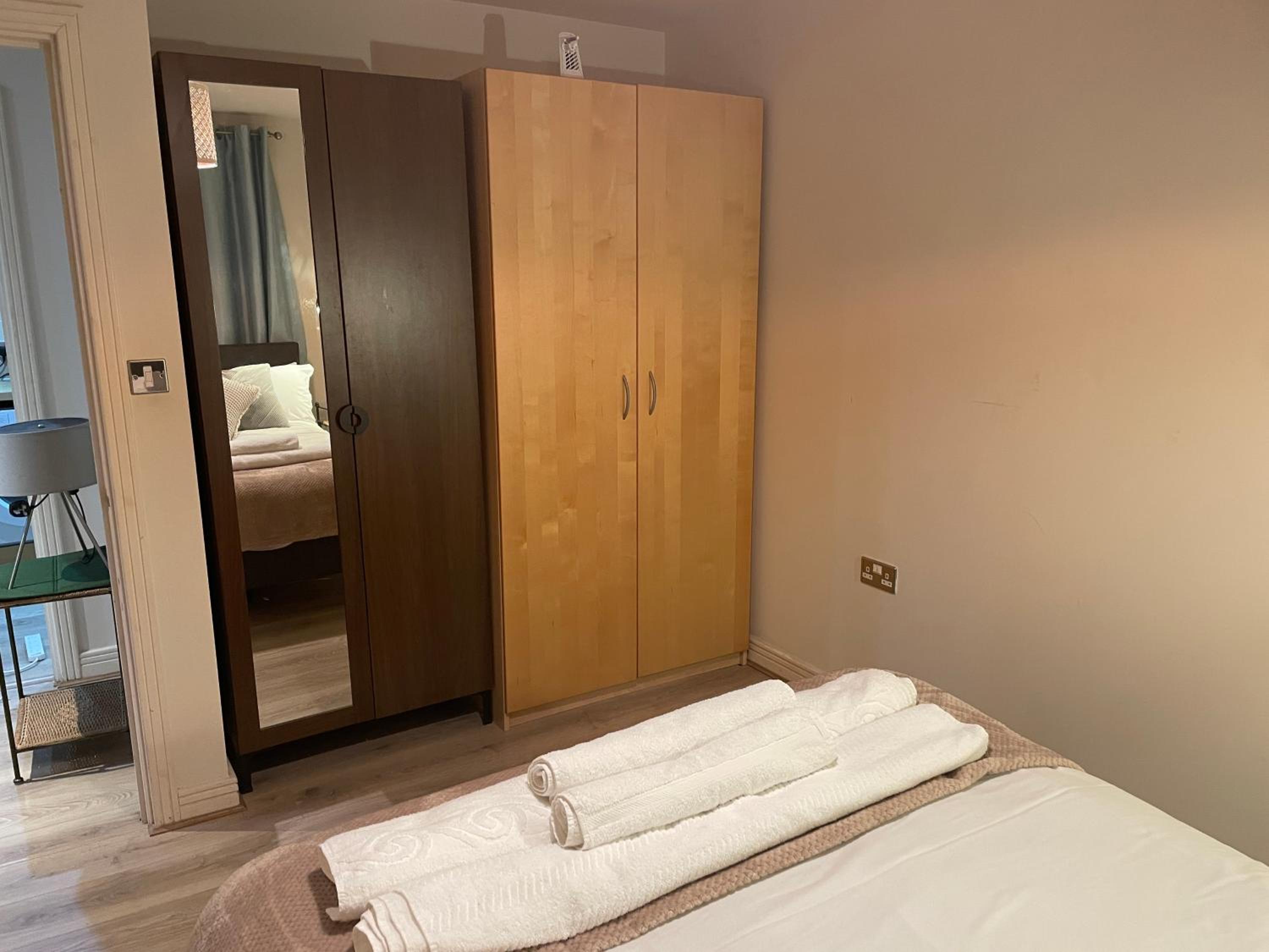 Canary Wharf O2 Arena Flat with Parking & Balcony