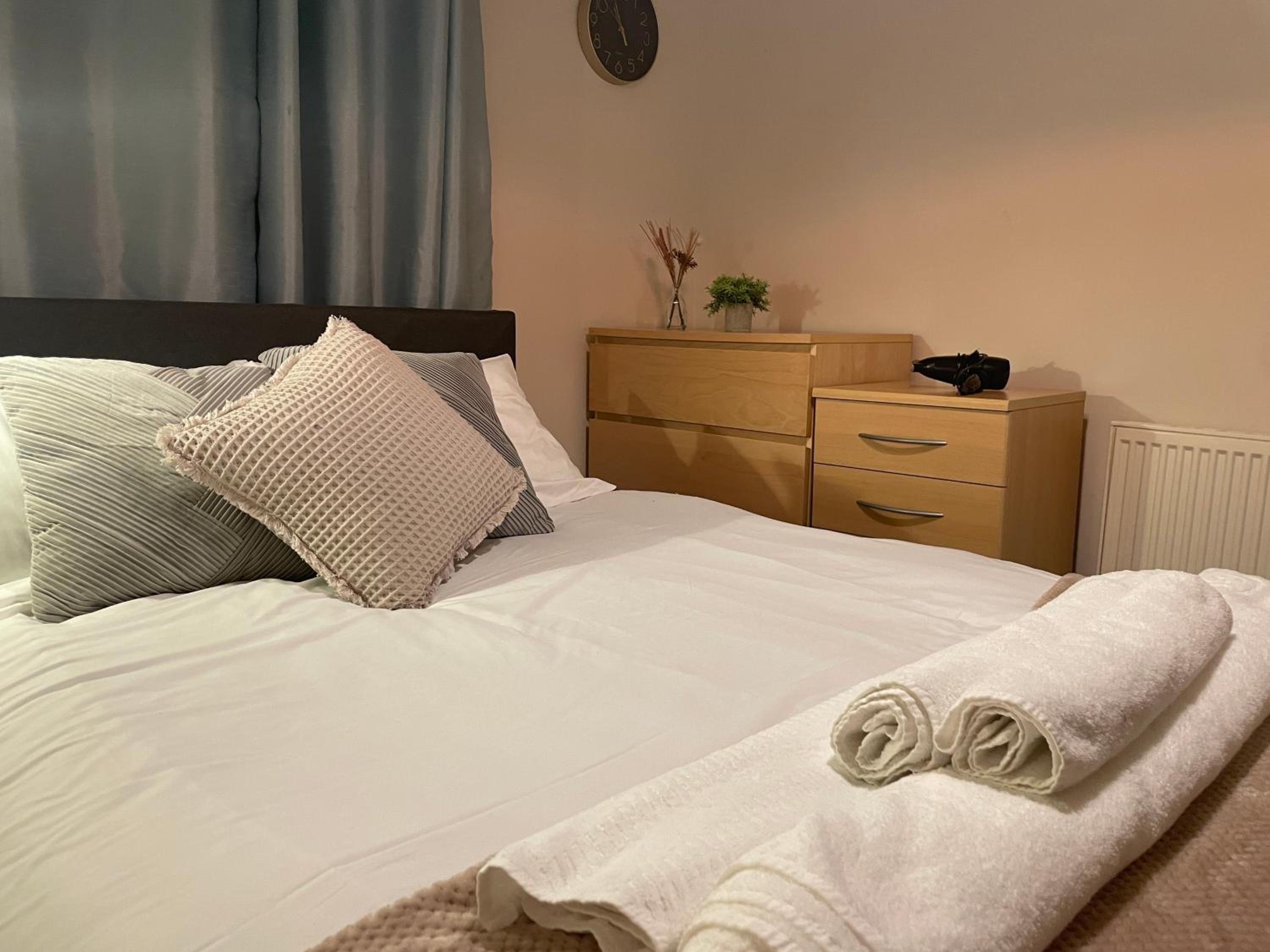 Canary Wharf O2 Arena Flat with Parking & Balcony