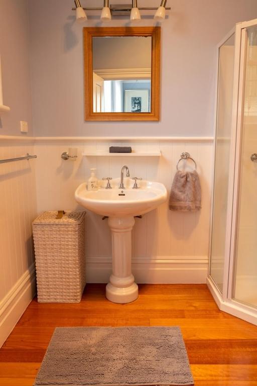 Hill House Hobart - Charming home, stunning views close to city