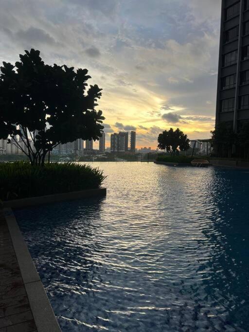 Millerz Suite 3R2B Condo Near MidValley 3 Beds 3 Bedrooms Staycation Best Choice