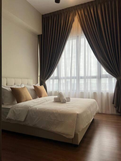 Millerz Suite 3R2B Condo Near MidValley 3 Beds 3 Bedrooms Staycation Best Choice
