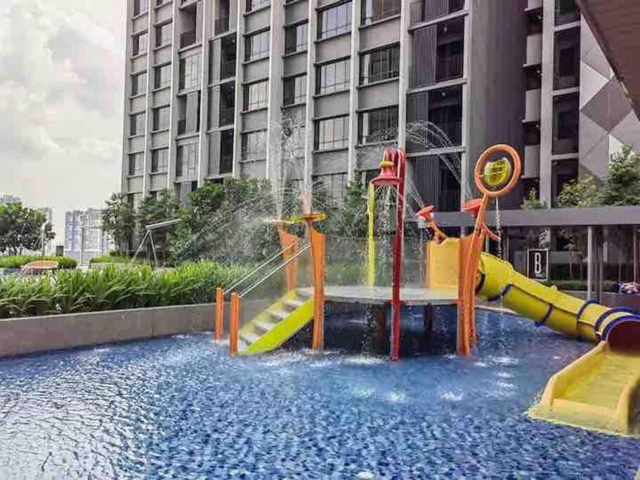 Millerz Suite 3R2B Condo Near MidValley 3 Beds 3 Bedrooms Staycation Best Choice