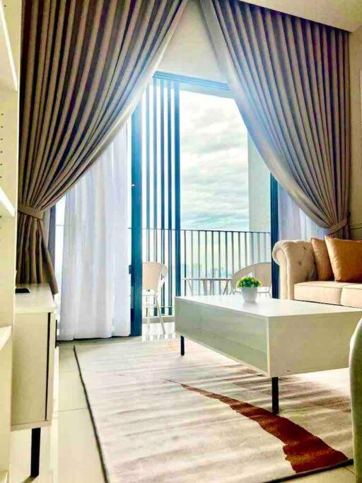 Millerz Suite 3R2B Condo Near MidValley 3 Beds 3 Bedrooms Staycation Best Choice