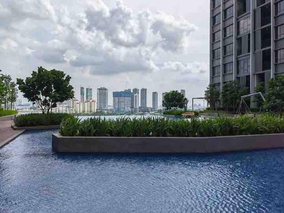 Millerz Suite 3R2B Condo Near MidValley 3 Beds 3 Bedrooms Staycation Best Choice