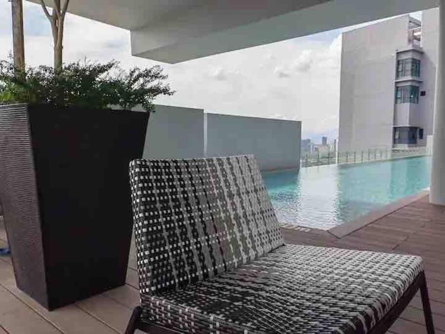 Millerz Suite 3R2B Condo Near MidValley 3 Beds 3 Bedrooms Staycation Best Choice