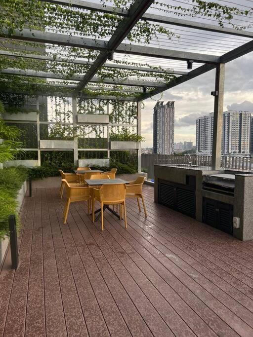 Millerz Suite 3R2B Condo Near MidValley 3 Beds 3 Bedrooms Staycation Best Choice