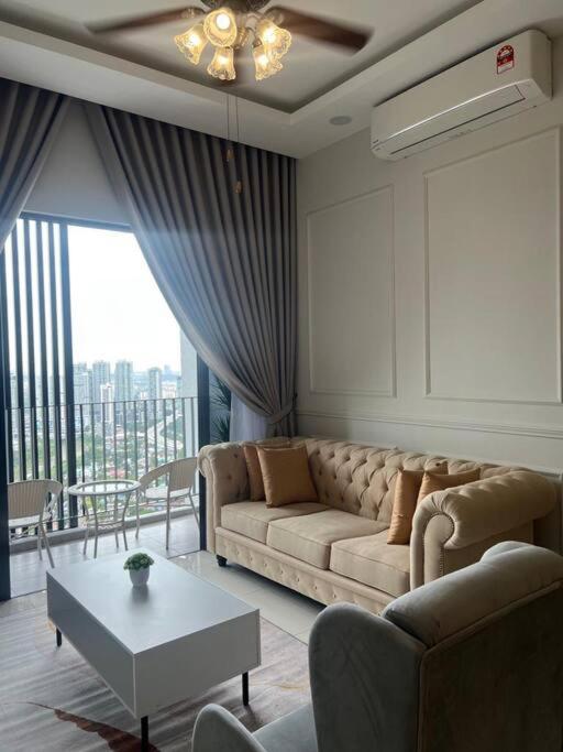 Millerz Suite 3R2B Condo Near MidValley 3 Beds 3 Bedrooms Staycation Best Choice