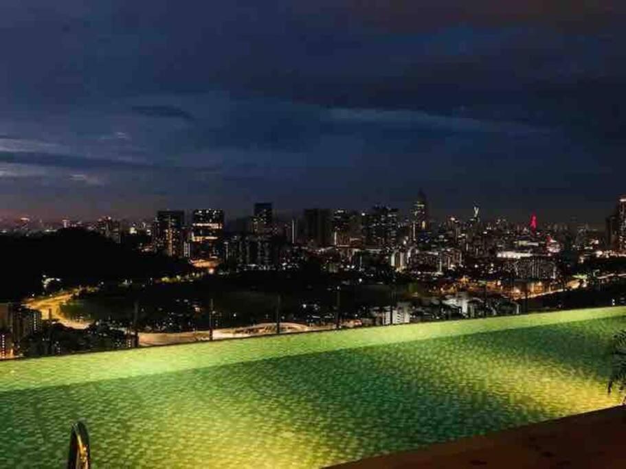 Millerz Suite 3R2B Condo Near MidValley 3 Beds 3 Bedrooms Staycation Best Choice