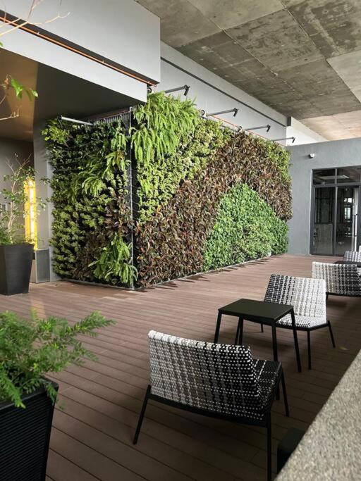Millerz Suite 3R2B Condo Near MidValley 3 Beds 3 Bedrooms Staycation Best Choice