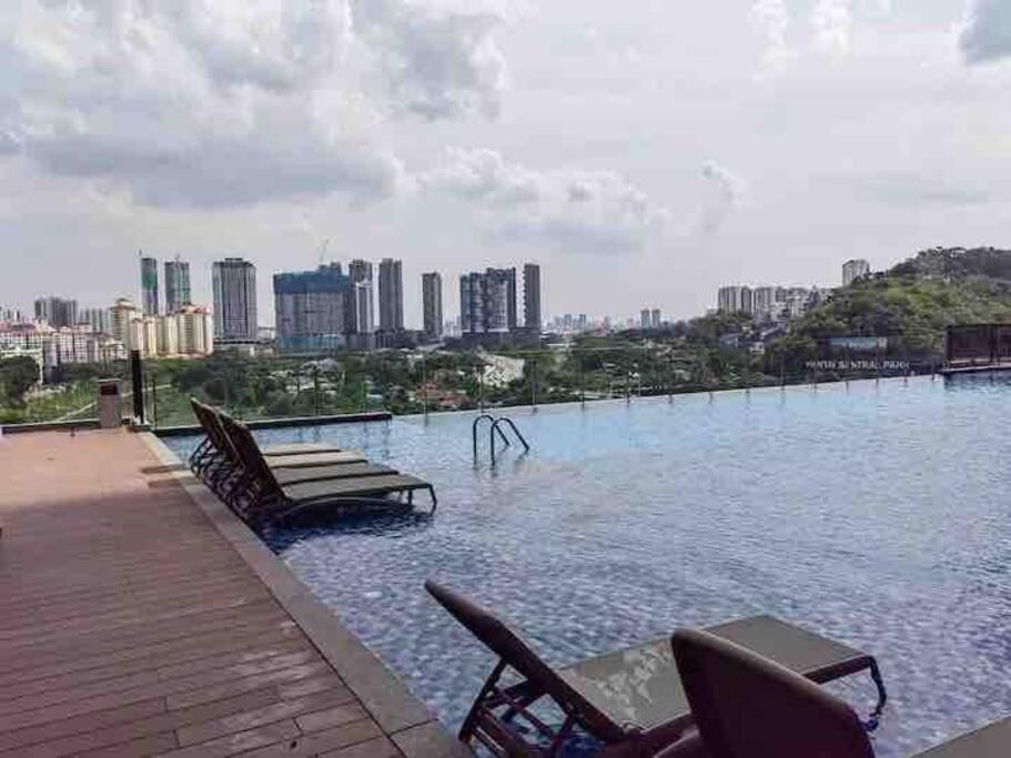 Millerz Suite 3R2B Condo Near MidValley 3 Beds 3 Bedrooms Staycation Best Choice