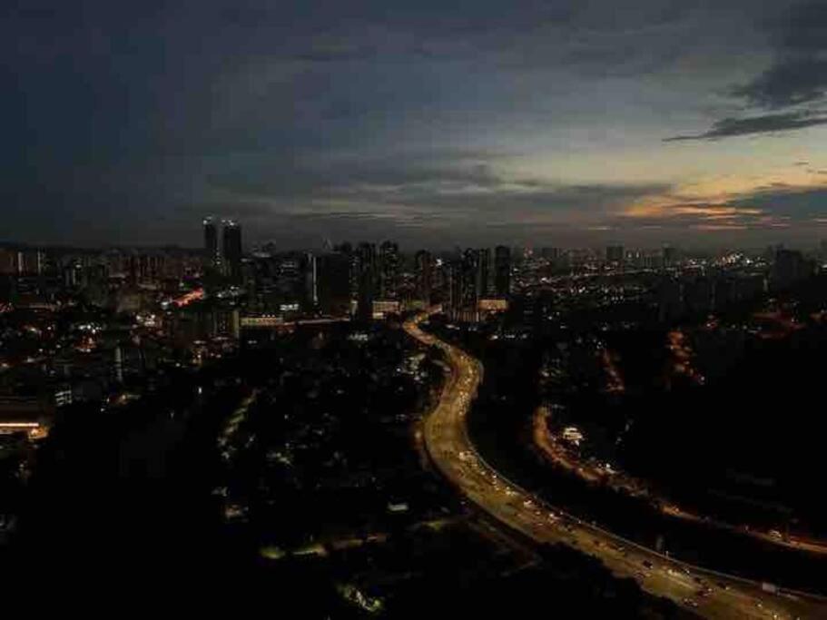 Millerz Suite 3R2B Condo Near MidValley 3 Beds 3 Bedrooms Staycation Best Choice