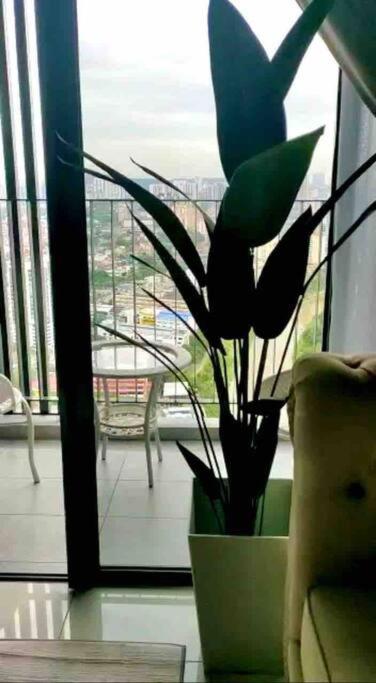 Millerz Suite 3R2B Condo Near MidValley 3 Beds 3 Bedrooms Staycation Best Choice