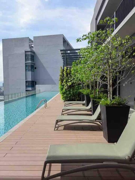 Millerz Suite 3R2B Condo Near MidValley 3 Beds 3 Bedrooms Staycation Best Choice