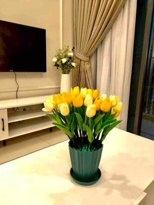 Millerz Suite 3R2B Condo Near MidValley 3 Beds 3 Bedrooms Staycation Best Choice