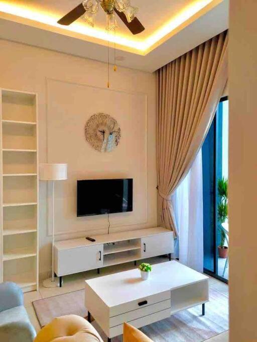 Millerz Suite 3R2B Condo Near MidValley 3 Beds 3 Bedrooms Staycation Best Choice