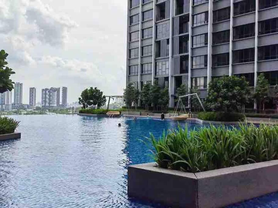 Millerz Suite 3R2B Condo Near MidValley 3 Beds 3 Bedrooms Staycation Best Choice