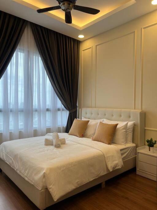Millerz Suite 3R2B Condo Near MidValley 3 Beds 3 Bedrooms Staycation Best Choice