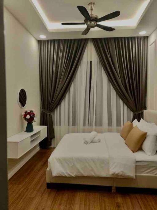 Millerz Suite 3R2B Condo Near MidValley 3 Beds 3 Bedrooms Staycation Best Choice