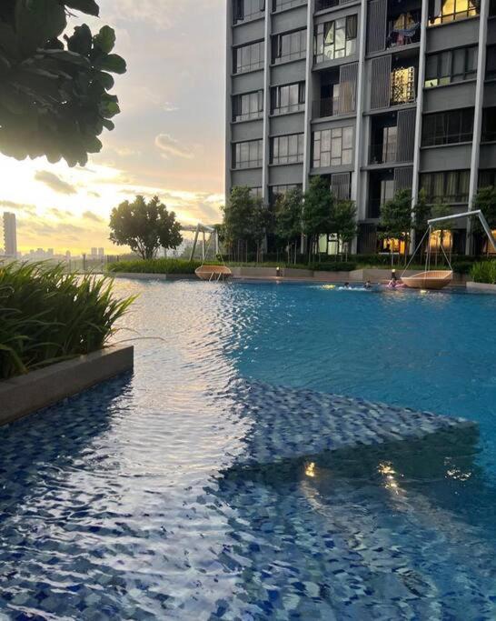 Millerz Suite 3R2B Condo Near MidValley 3 Beds 3 Bedrooms Staycation Best Choice