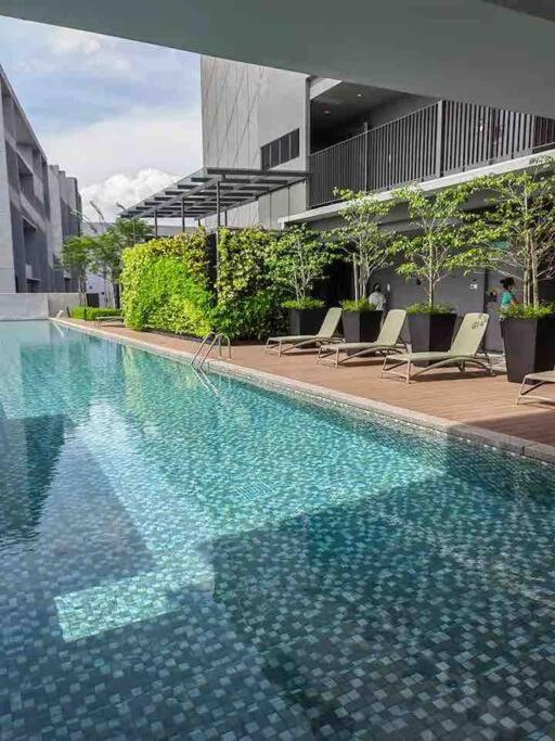 Millerz Suite 3R2B Condo Near MidValley 3 Beds 3 Bedrooms Staycation Best Choice