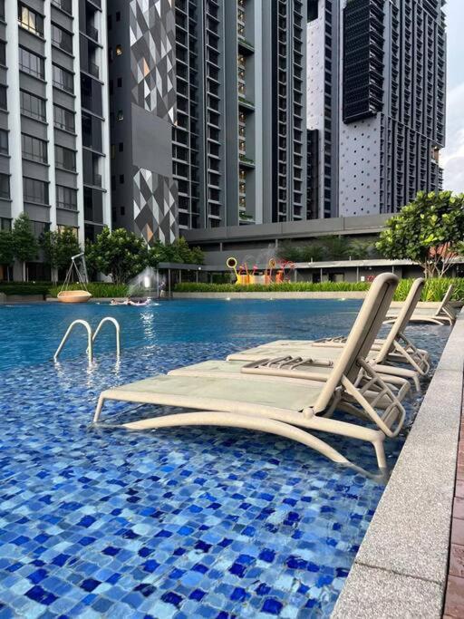 Millerz Suite 3R2B Condo Near MidValley 3 Beds 3 Bedrooms Staycation Best Choice