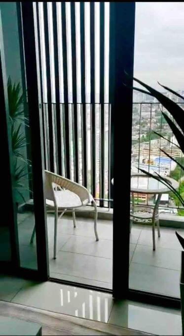 Millerz Suite 3R2B Condo Near MidValley 3 Beds 3 Bedrooms Staycation Best Choice