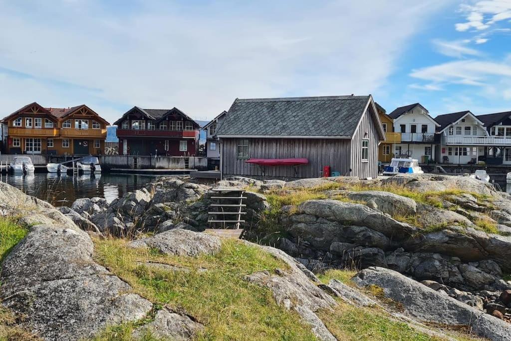 Exceptional Cottage 2 meters from the sea, possible to rent boat, Bekkjarvik, 60 km from Bergen view 4