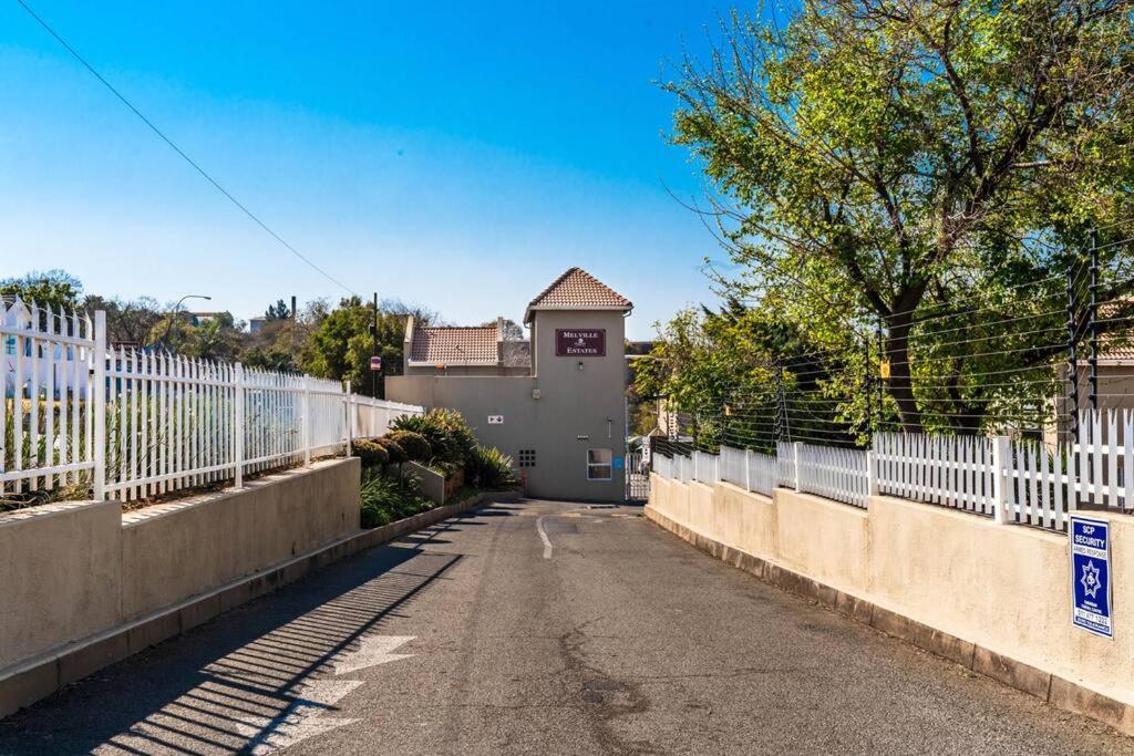 Modern apartment in culturally vibrant Melville 22