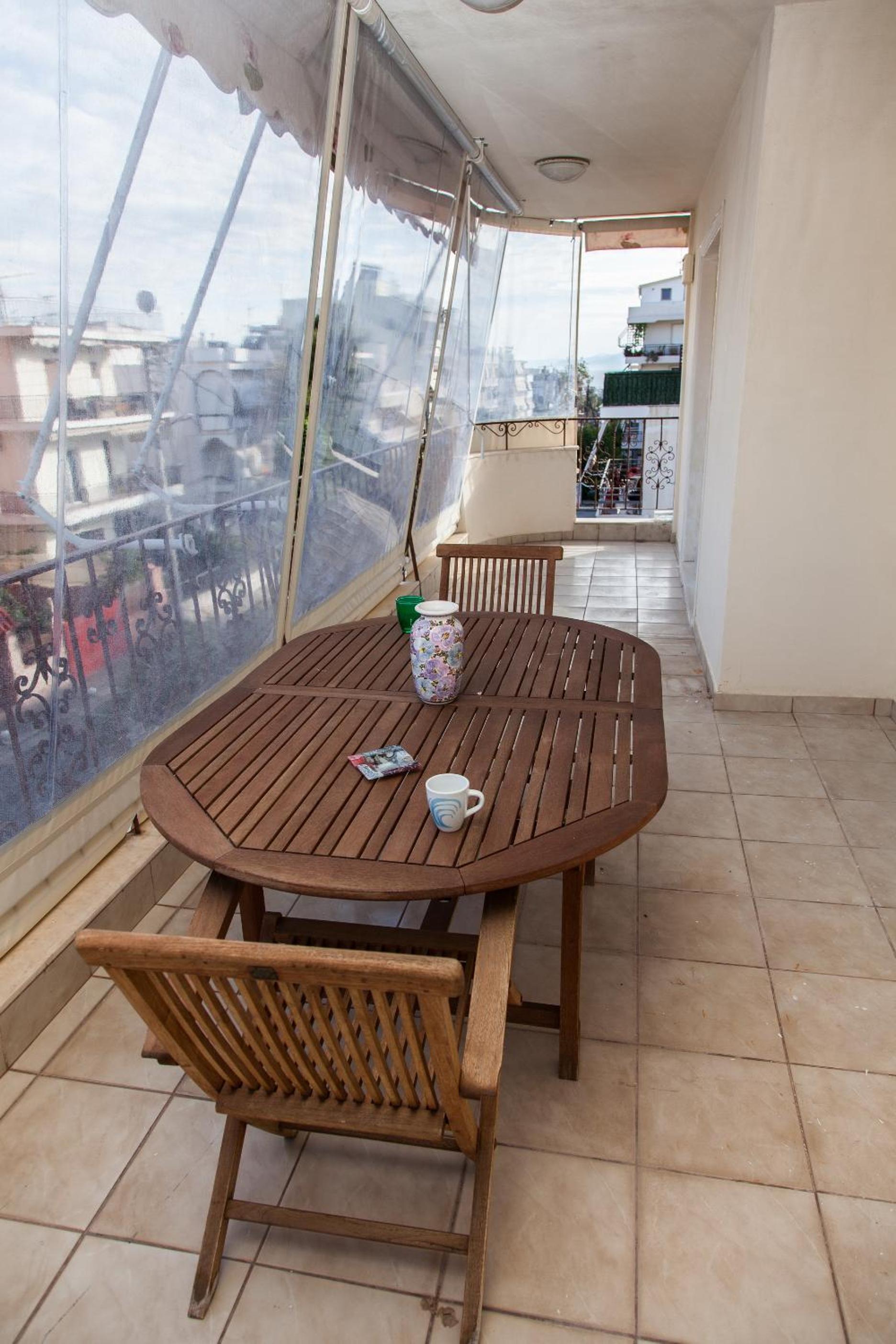 Sunny Apartment near Metro Station
