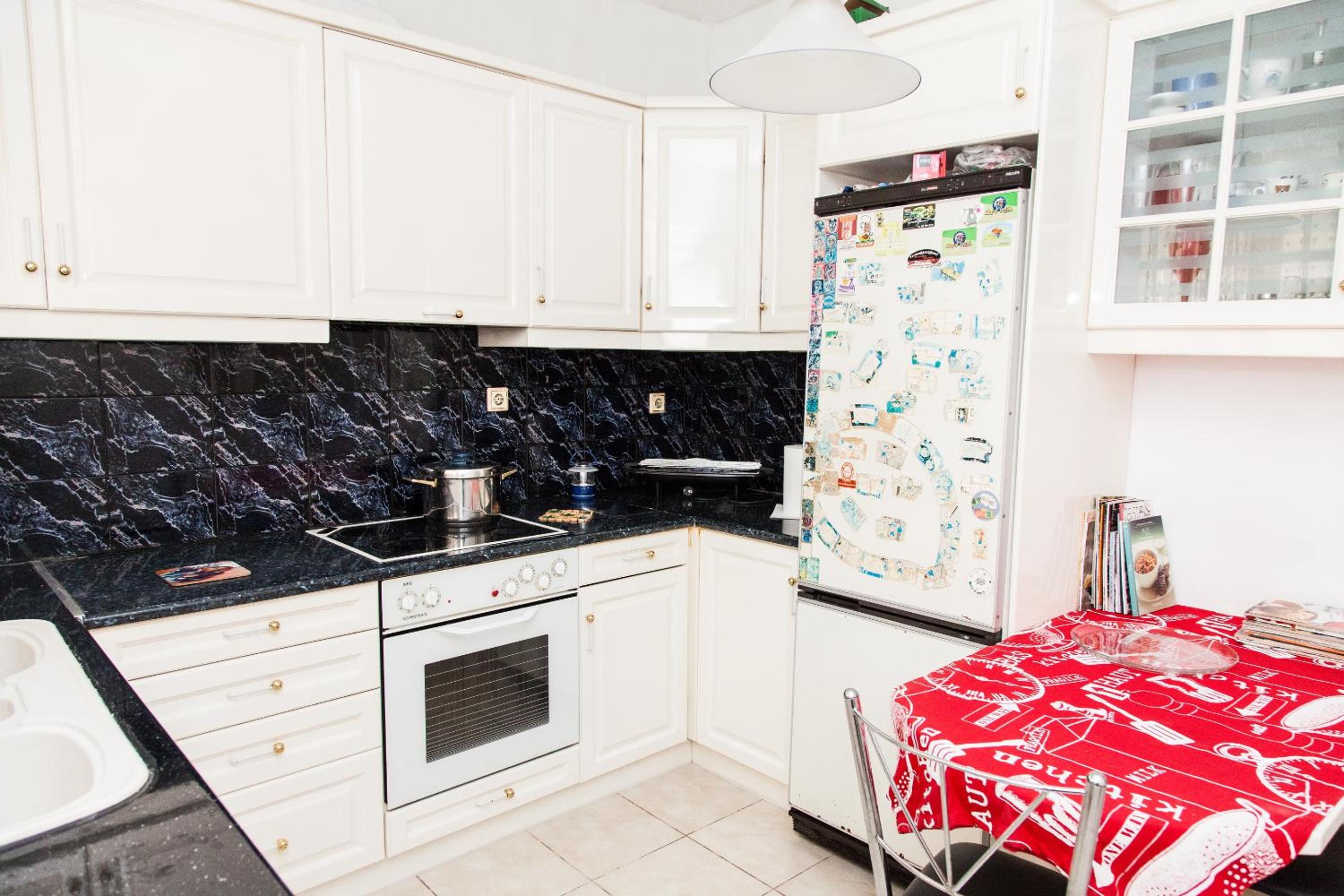 Sunny Apartment near Metro Station