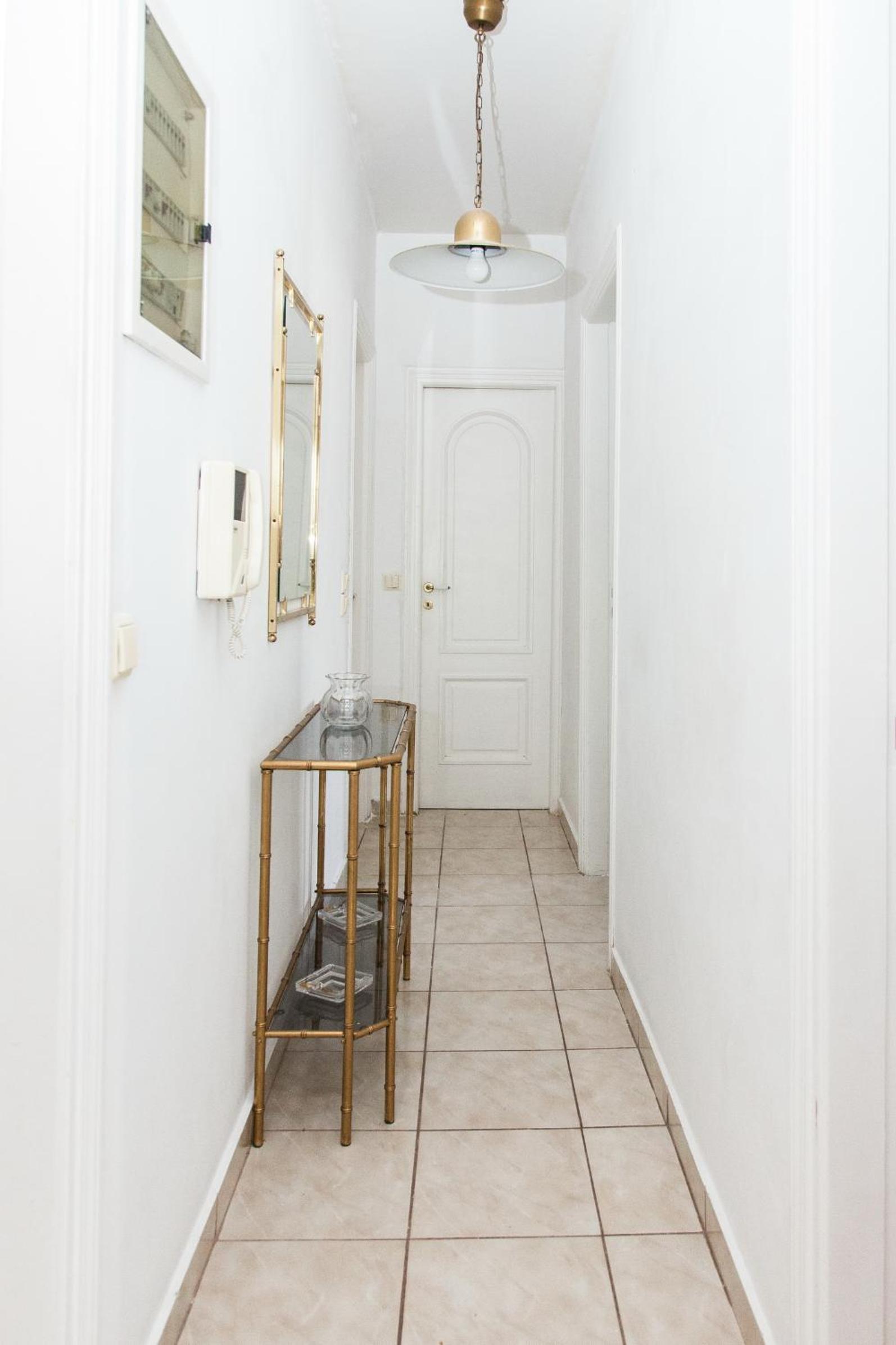 Sunny Apartment near Metro Station