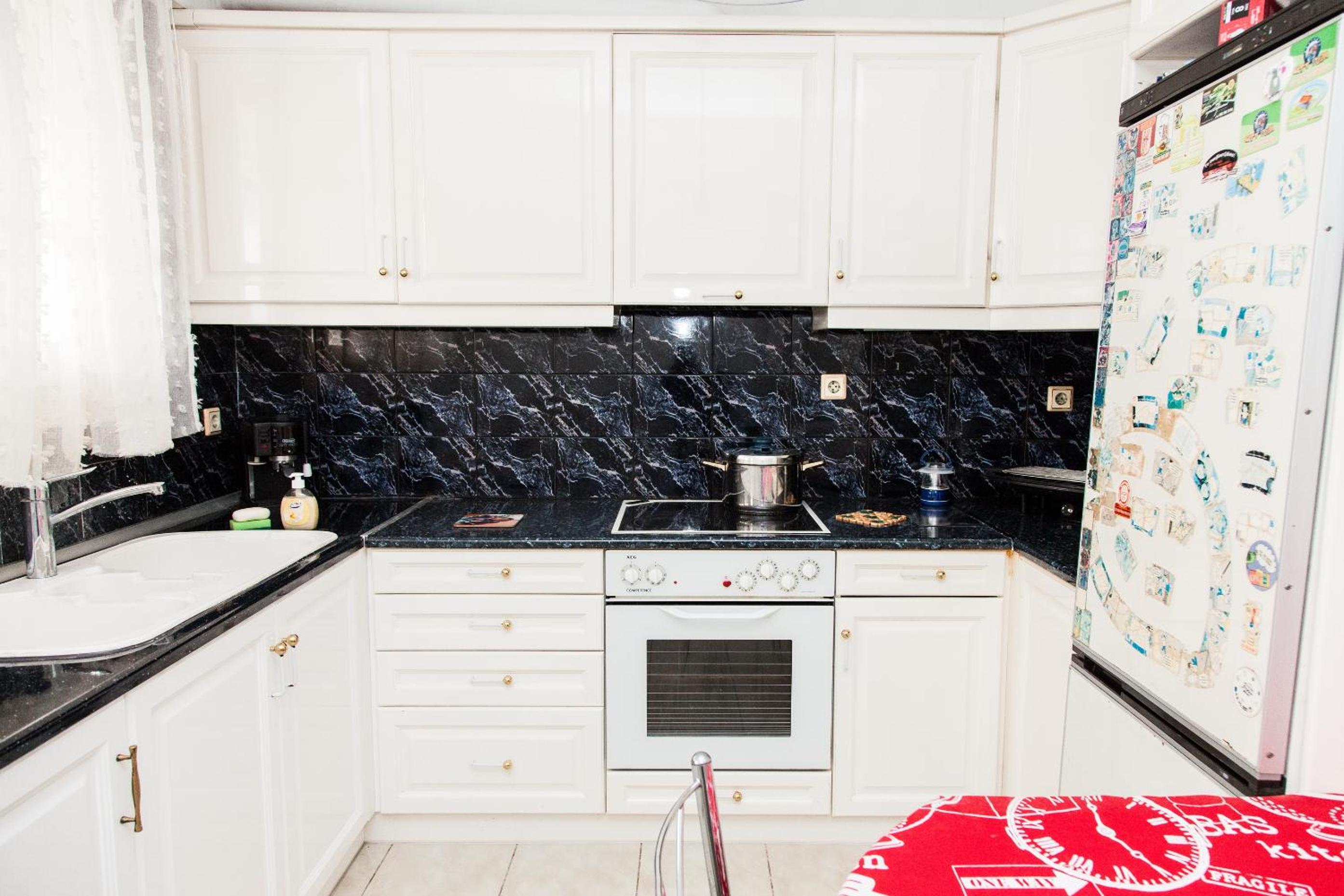 Sunny Apartment near Metro Station