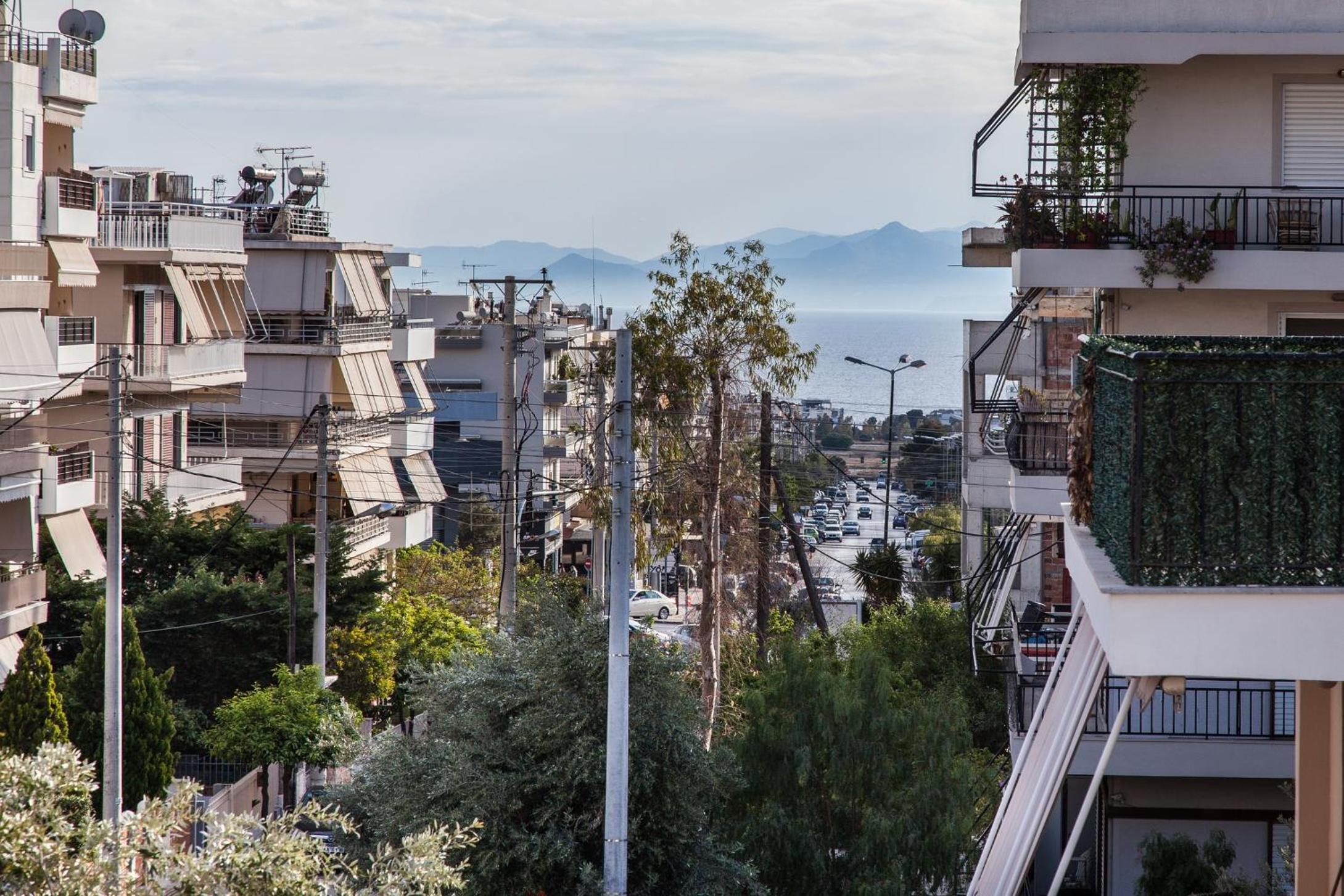 Sunny Apartment near Metro Station