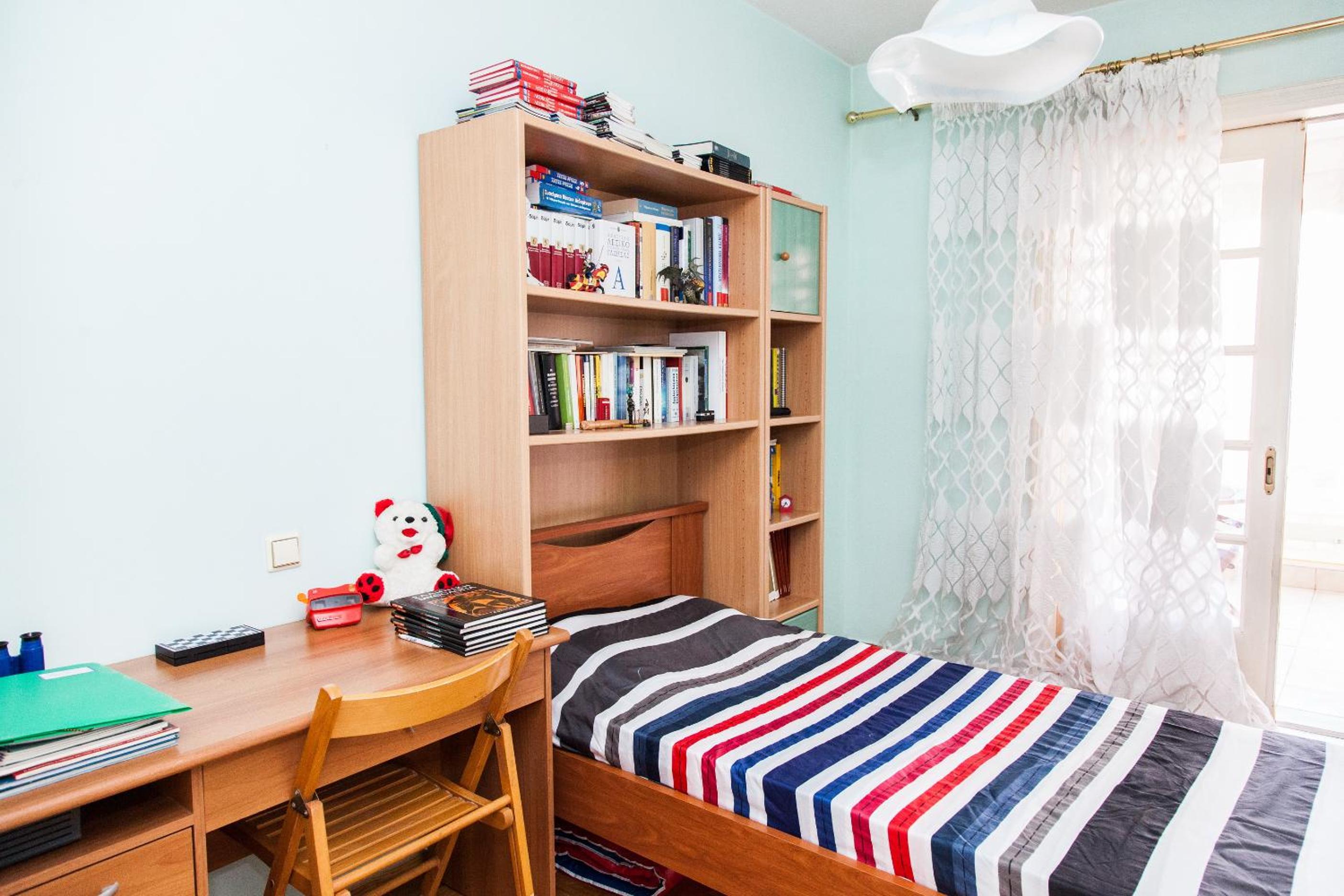 Sunny Apartment near Metro Station