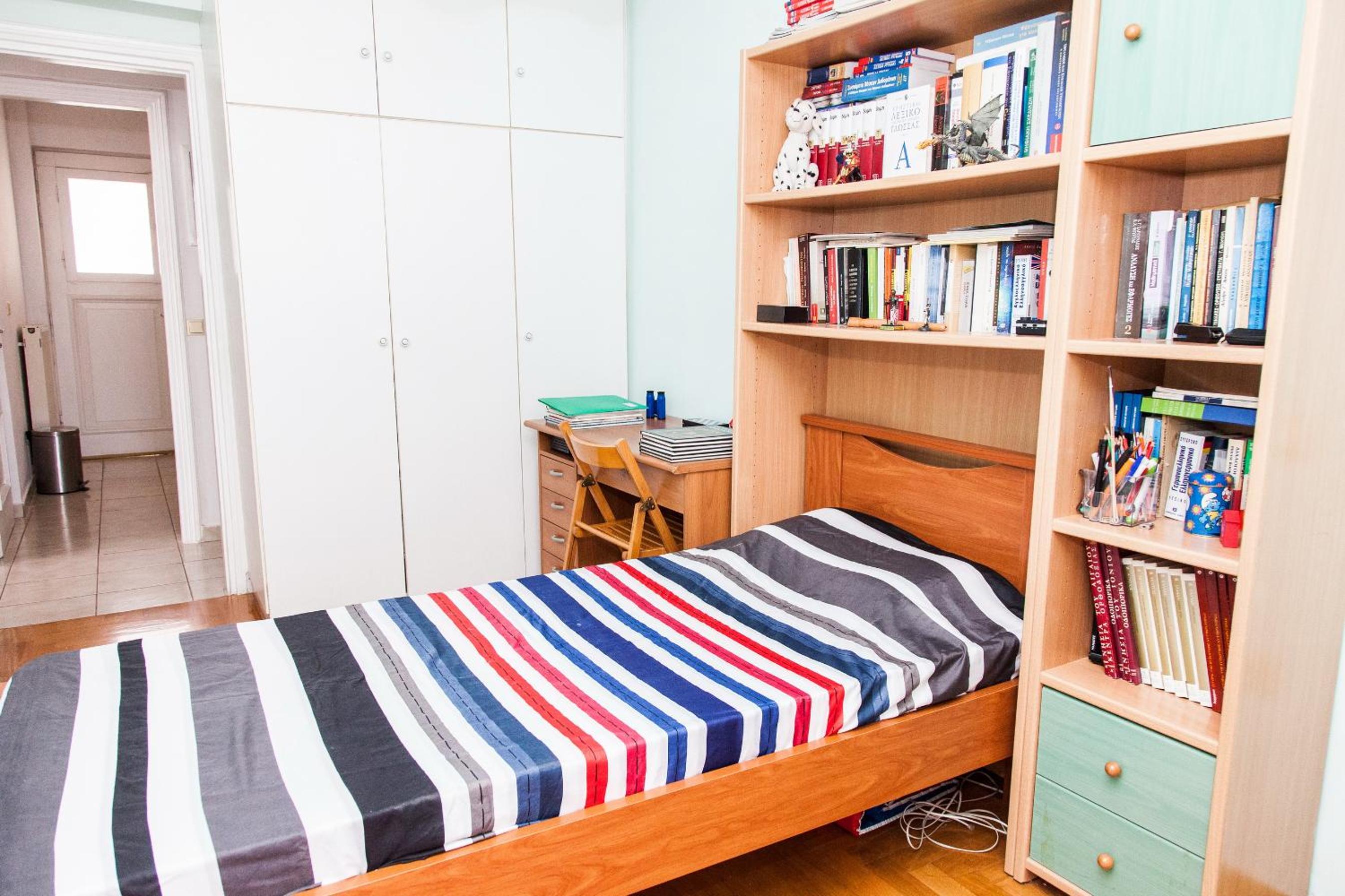Sunny Apartment near Metro Station