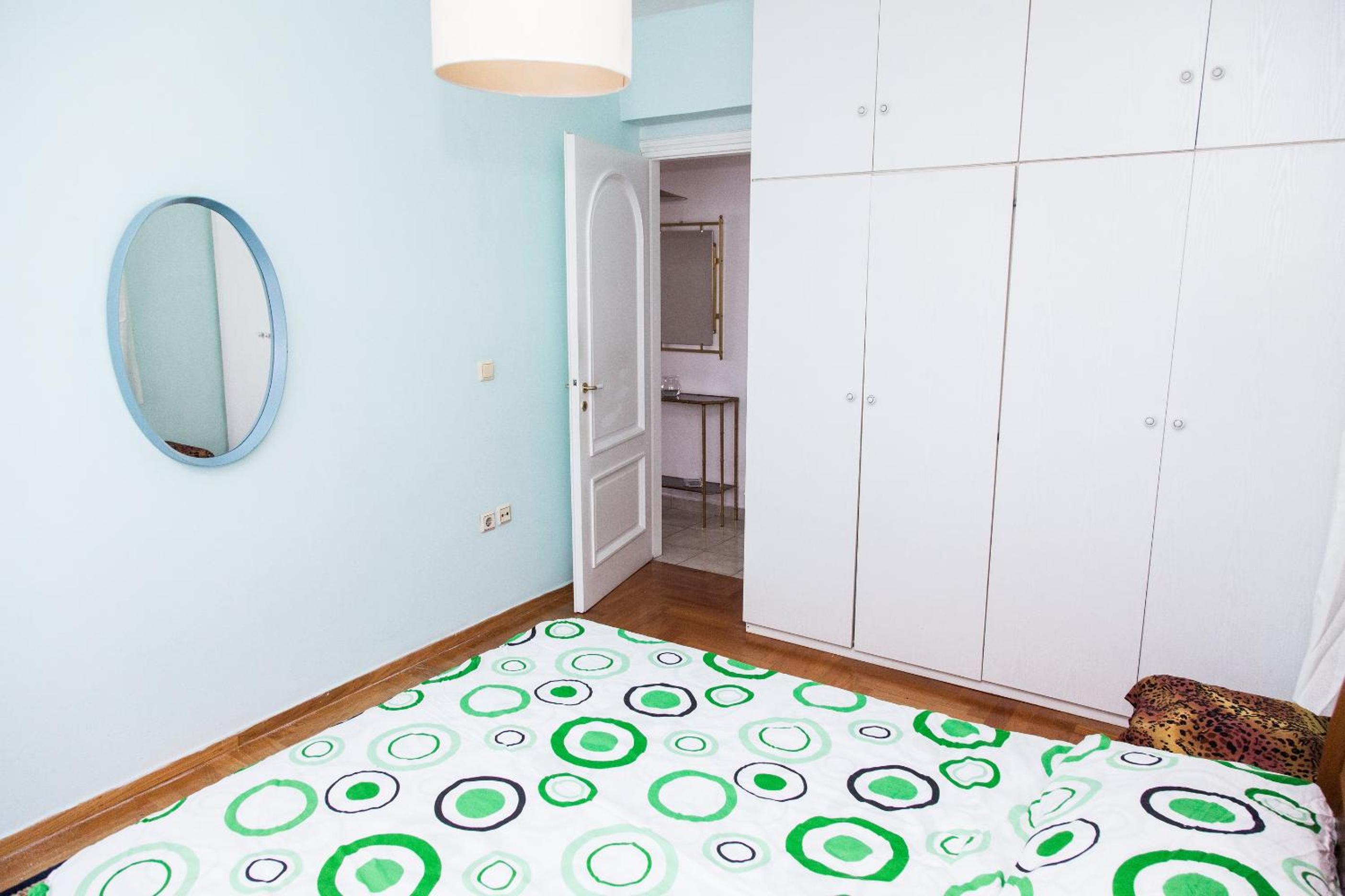 Sunny Apartment near Metro Station