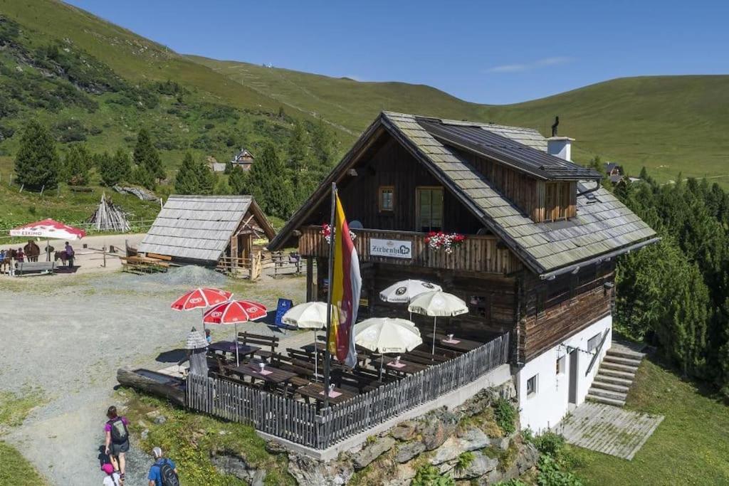 Zirbenhütte am Falkert auf der Heidi-Alm