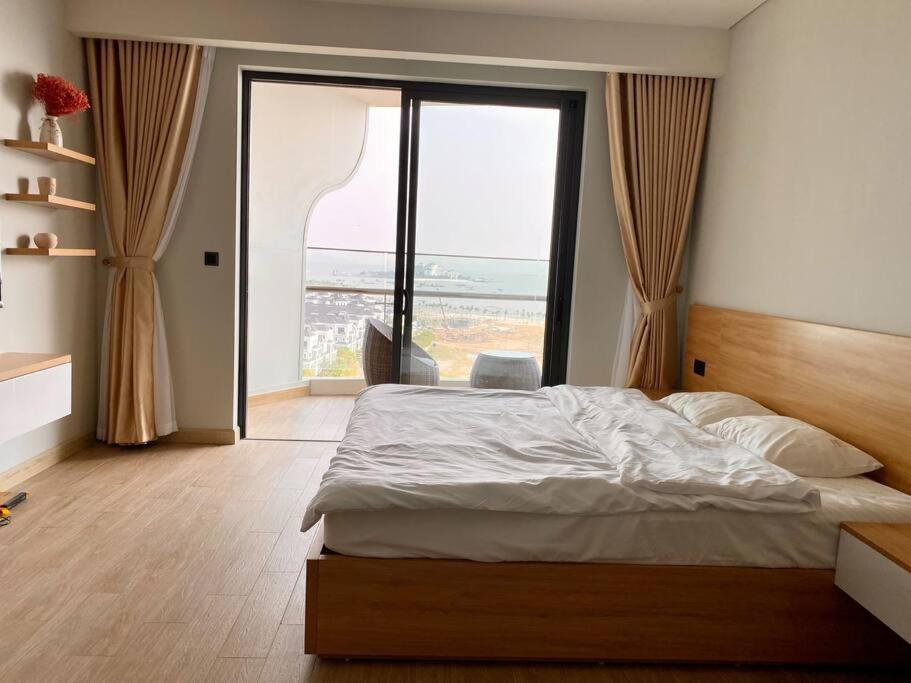 Luxury condo with gorgeous view to Ha Long Bay view 2